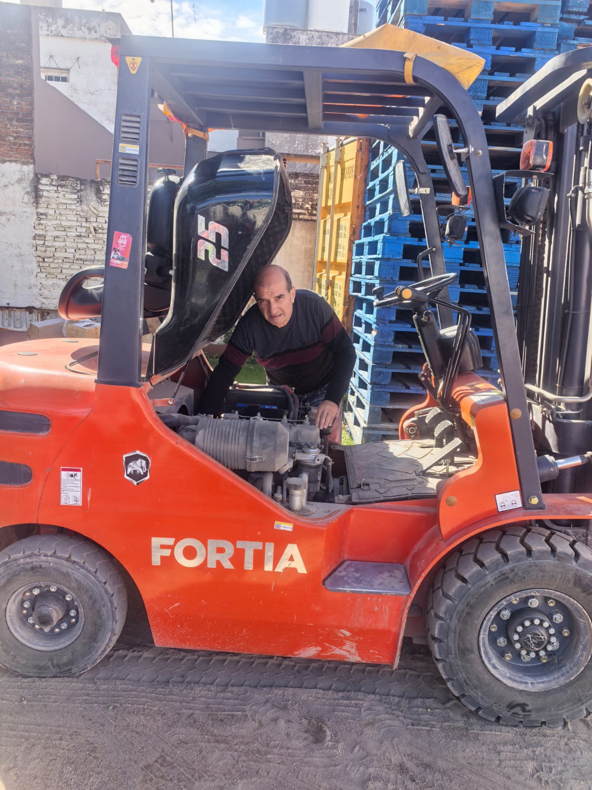 Gerardo reparando autoelevador FORTIA en Prado Motores & Energía