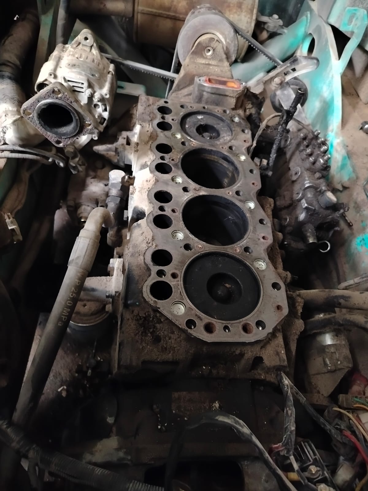 Bloque motor en proceso de reconstrucción en taller mecánico Villa Nueva